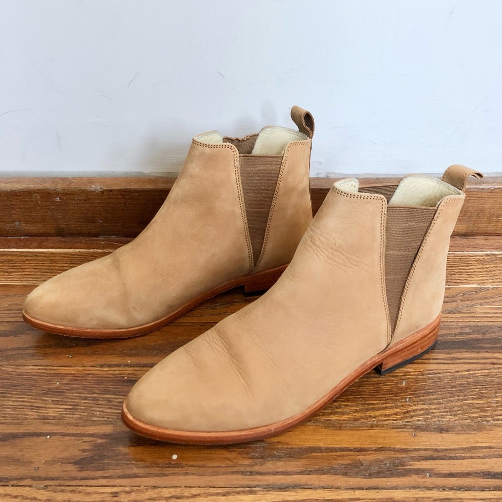 Nisolo Chelsea boots in Sand
